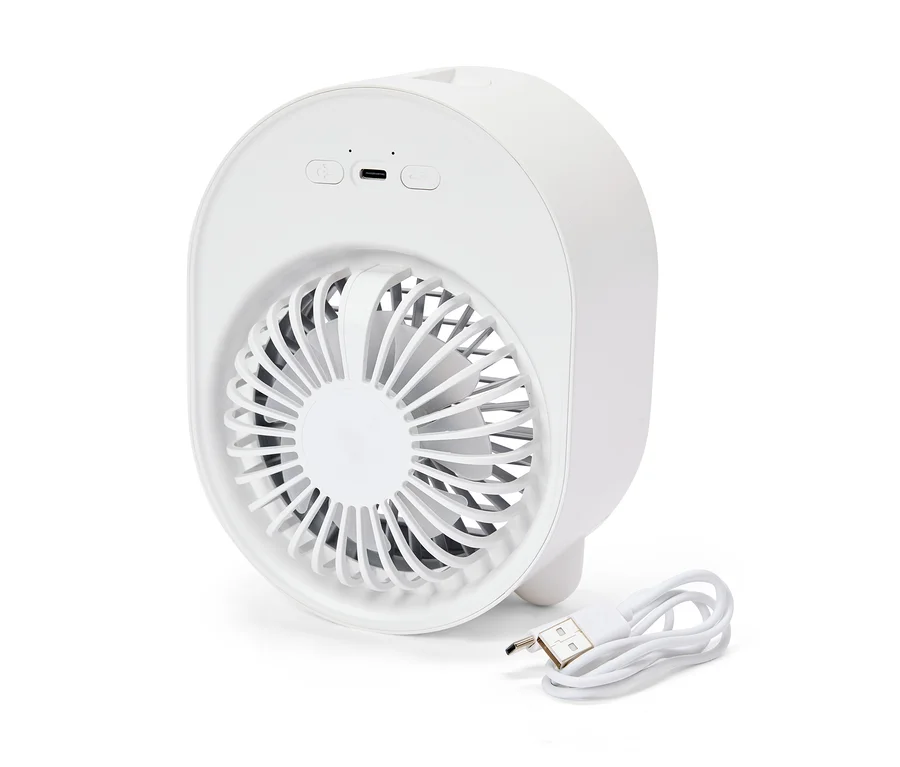 Ein weißer, runder Mini-Ventilator steht neben einem USB-Kabel.
