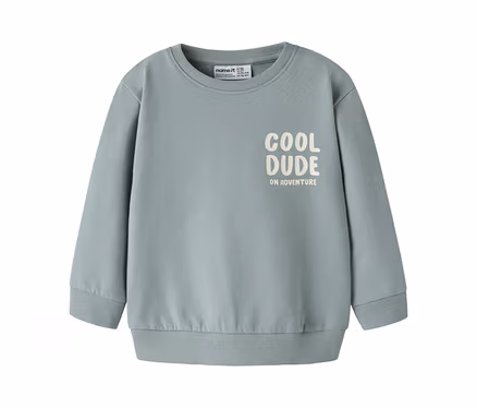 Hellblaugrüner NAME IT Kinder-Sweater mit dem Schriftzug „COOL DUDE ON ADVENTURE“ auf der Vorderseite.