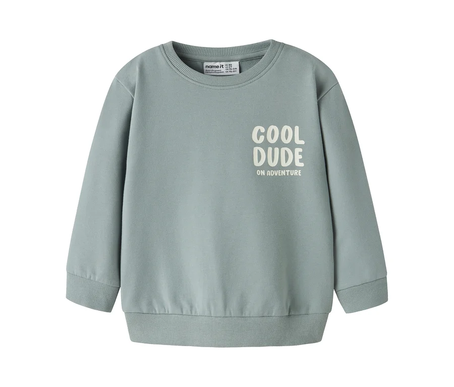Hellblaugrüner NAME IT Kinder-Sweater mit dem Schriftzug „COOL DUDE ON ADVENTURE“ auf der Vorderseite.
