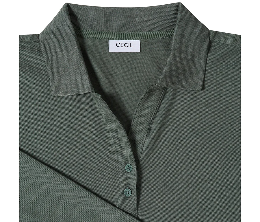 Nahaufnahme eines grünen CECIL 3/4-Poloshirts mit Kragen, zwei Knöpfen und sichtbarem Markenetikett.