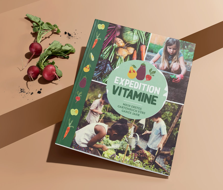 Auf einem beigen Untergrund liegen das Buch "Expedition Vitamine" und drei Radieschen.