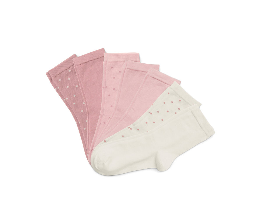 Fünf Socken liegen gefächert auf einem weißen Hintergrund. Die Socken sind rosa und weiß und haben ein Punktmuster.