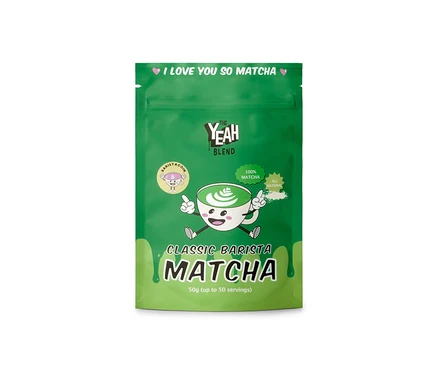 Grüner Standbeutel von The Yeah Blend Barista Matcha (50 g) mit Cartoon-Matcha-Tasse und der Aufschrift "I LOVE YOU SO MATCHA".