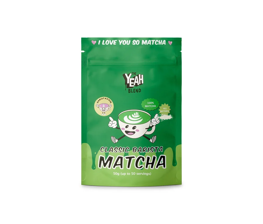 Grüner Standbeutel von The Yeah Blend Barista Matcha (50 g) mit Cartoon-Matcha-Tasse und der Aufschrift "I LOVE YOU SO MATCHA".