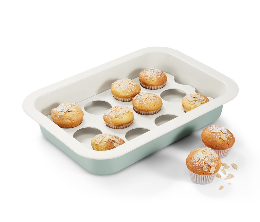 Muffins in einem Backblech mit Transporthaube.