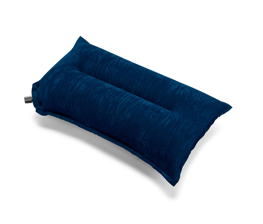 Blaues Reisekissen auf weißem Hintergrund.