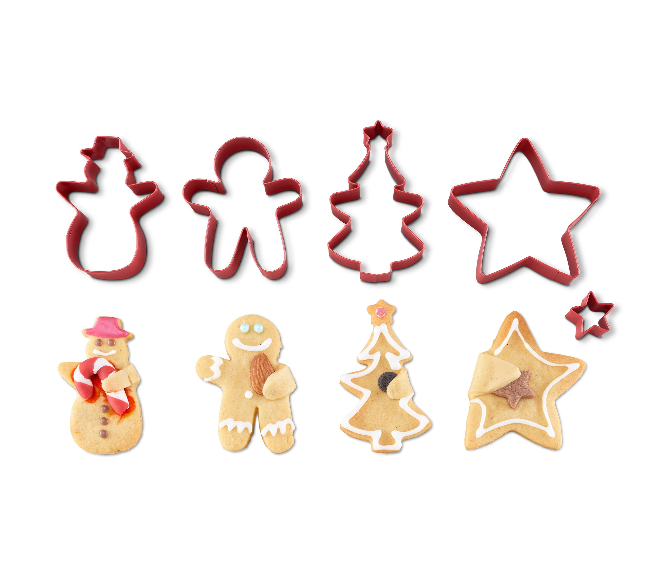 Vier rote Kuschelkeks-Ausstecher und vier gebackene Kekse auf weißem Hintergrund.