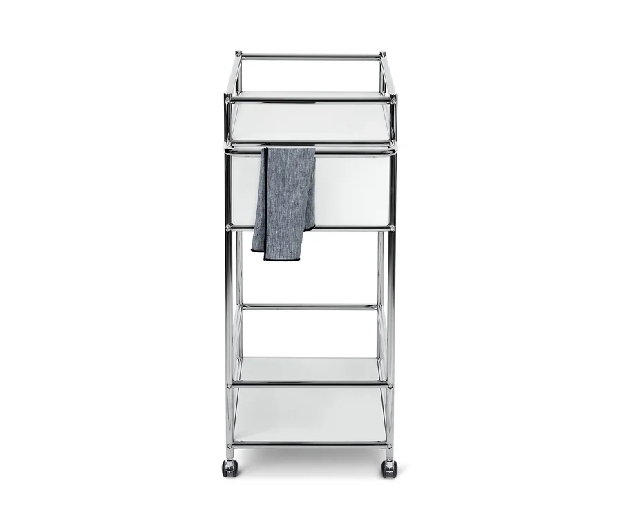Ein Design-Barwagen aus Metall mit drei Ablageflächen und einem grauen Tuch.