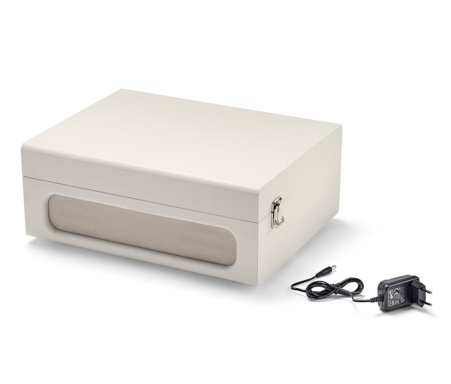 Ein weißer, tragbarer Retro-Plattenspieler mit Bluetooth®-Funktion und Netzkabel.