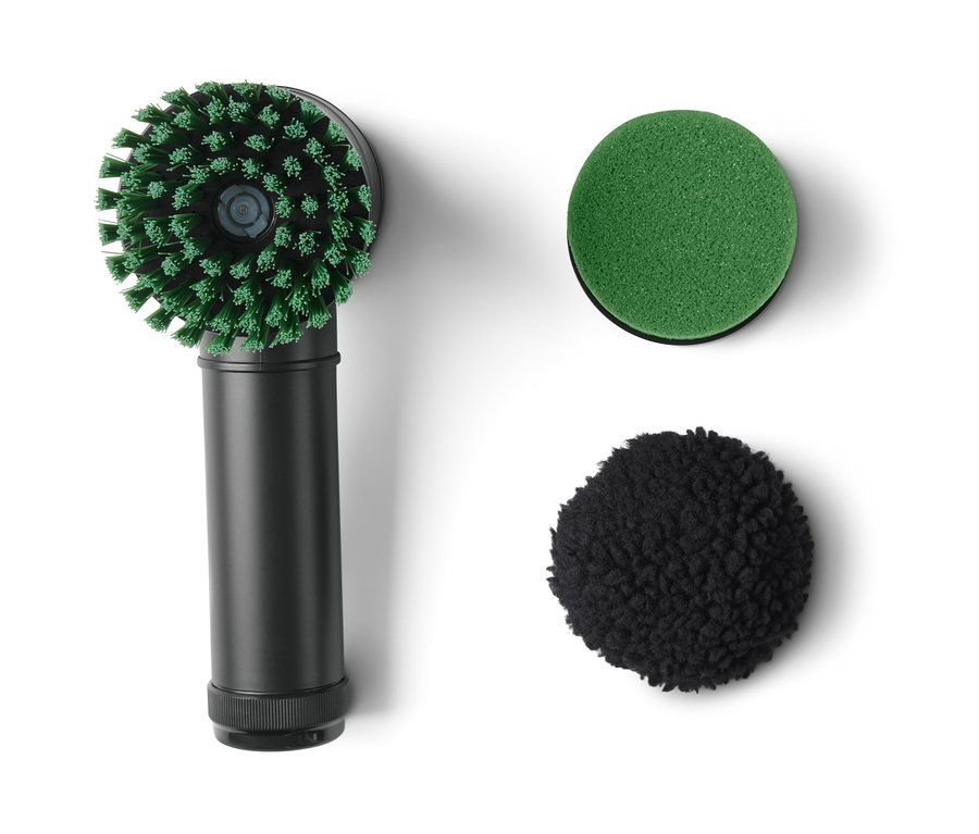 Elektrische Reinigungsbürste mit Aufsätzen auf weißem Hintergrund.