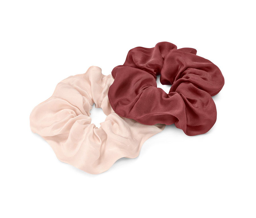 Zwei Haargummis »Scrunchies«: ein hellrosa und ein bordeauxrotes.