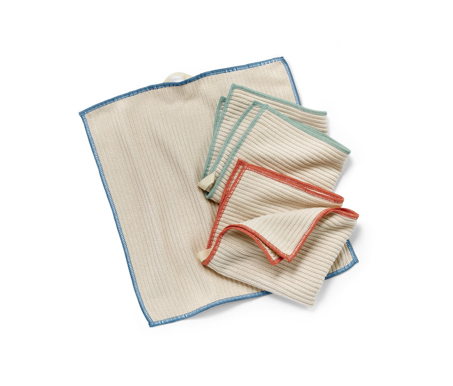 Drei Universal-Reinigungstücher in Beige mit farbigen Rändern liegen übereinander.
