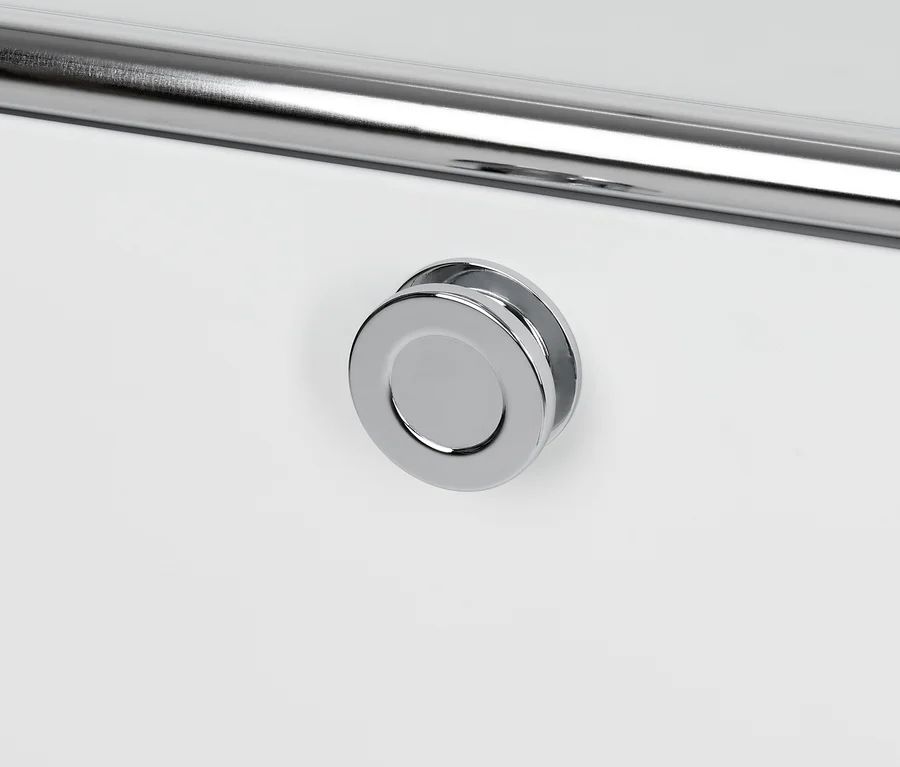 Detailaufnahme eines weißen Metall-Barwagens mit verchromtem Griff und rundem Knopf.