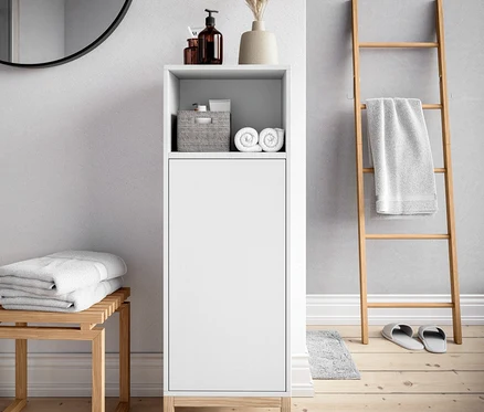 Im Badezimmer stehen ein Badschrank und eine Kleiderleiter aus Eiche.