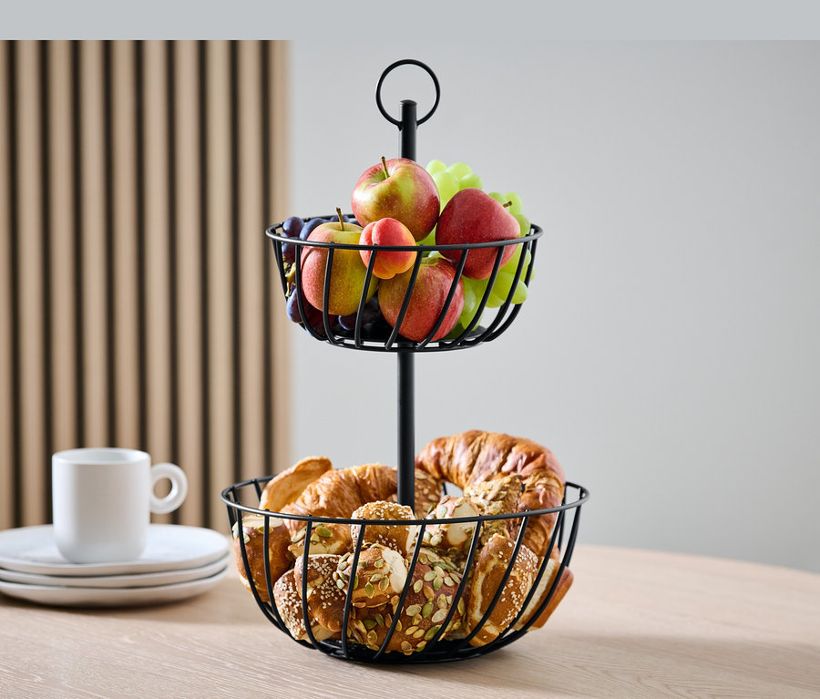 Eine Etagere mit Obst und Gebäck auf einem Tisch.