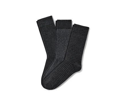 Drei Paar anthrazitfarbene Socken auf weißem Hintergrund.