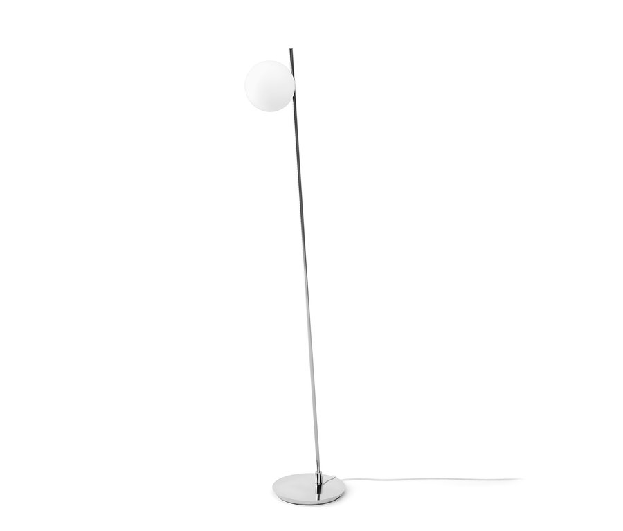 Eine verchromte Stehleuchte aus Metall mit einem kugelförmigen Lampenschirm.