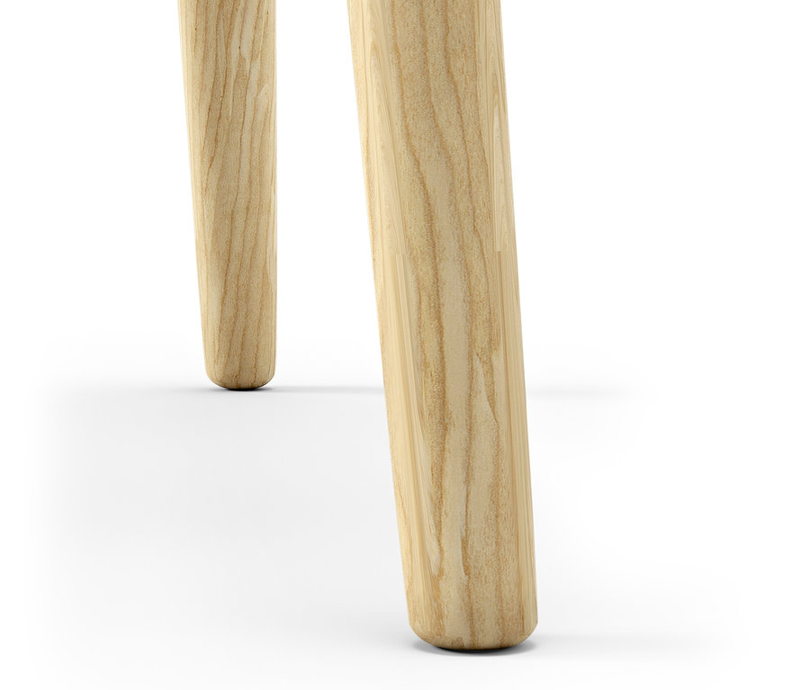 Detailaufnahme von zwei Beinen eines Holzstuhls auf weißem Grund.