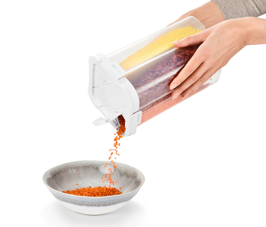 Frau schüttet rote Linsen aus einer 4-in-1-Vorratsdose in eine Schüssel.