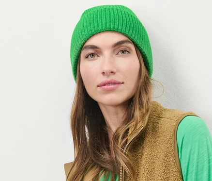 Frau trägt eine grüne Strickmütze.
