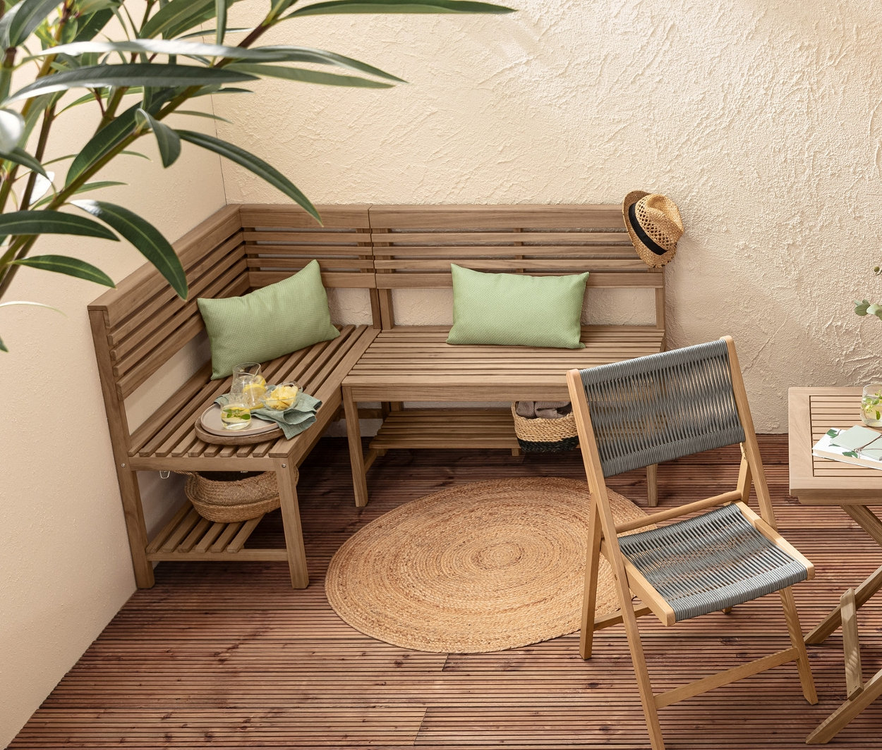 Sitzecke mit Klapptisch »Lenja«, Klappstuhl-Set »Lenja«, 2 Outdoor-Kissen und 2 Pflanzsäulen »Tinus«.