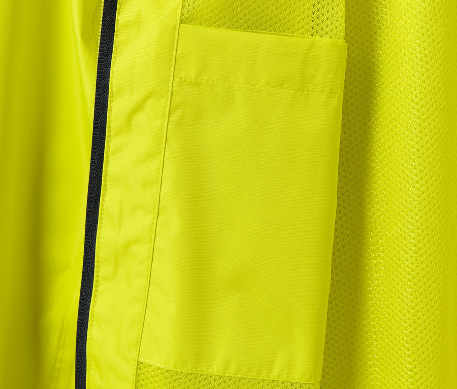 Detailansicht einer gelben Regenjacke mit Tasche und schwarzem Reißverschluss.