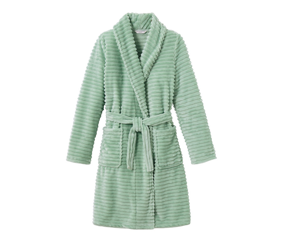 Ein hellgrüner Kuschelmantel mit Gürtel und Taschen.