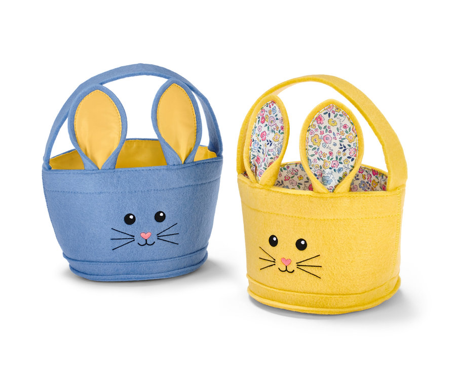 Zwei Osterkörbchen mit Hasenohren, eines blau, eines gelb.