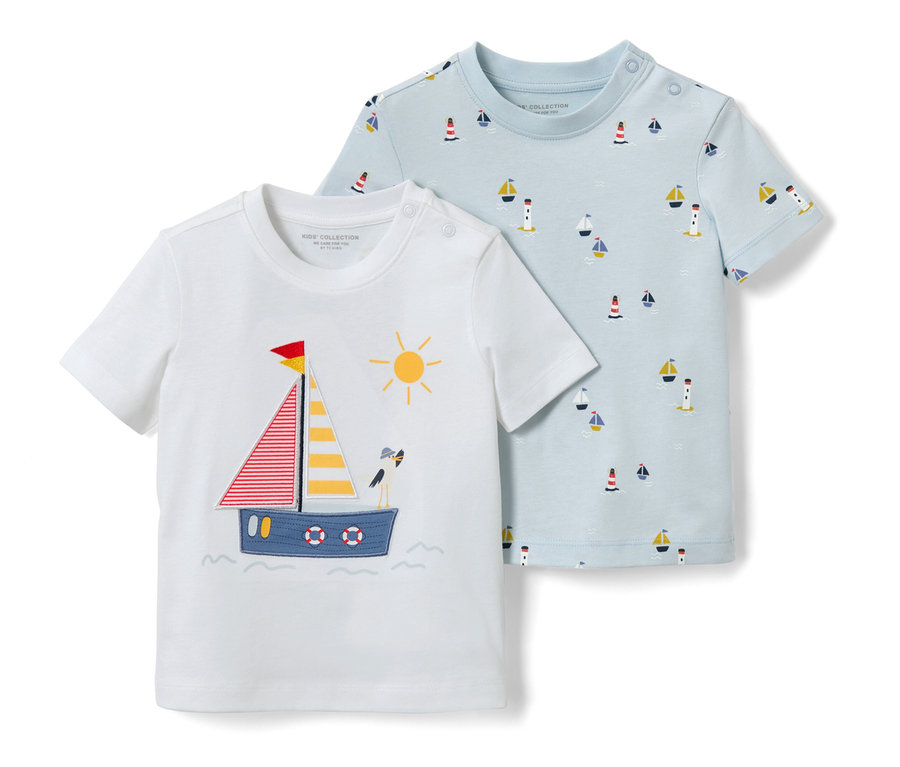 Zwei Kinder-T-Shirts mit maritimen Motiven. Ein Shirt ist weiß mit einer Applikation eines Segelboots und einer Sonne. Das andere ist hellblau und mit Schiffen und Leuchttürmen bedruckt.