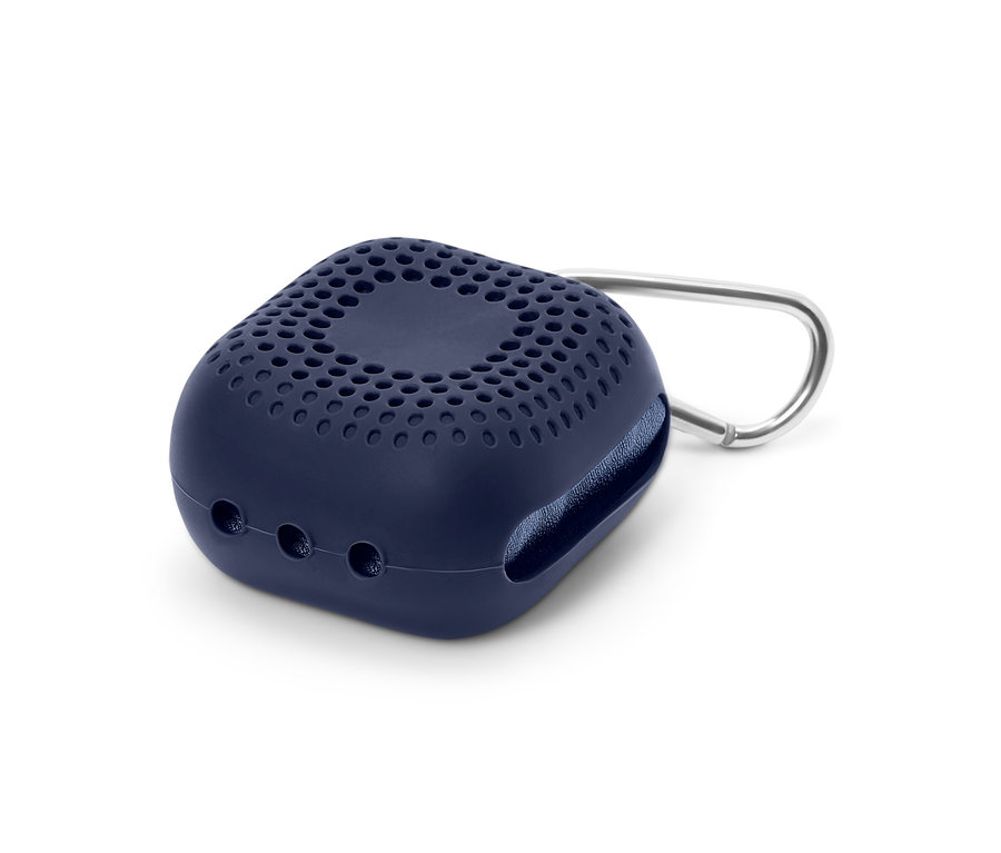 Ein blaues Outdoor-Handtuch Etui mit Karabiner.