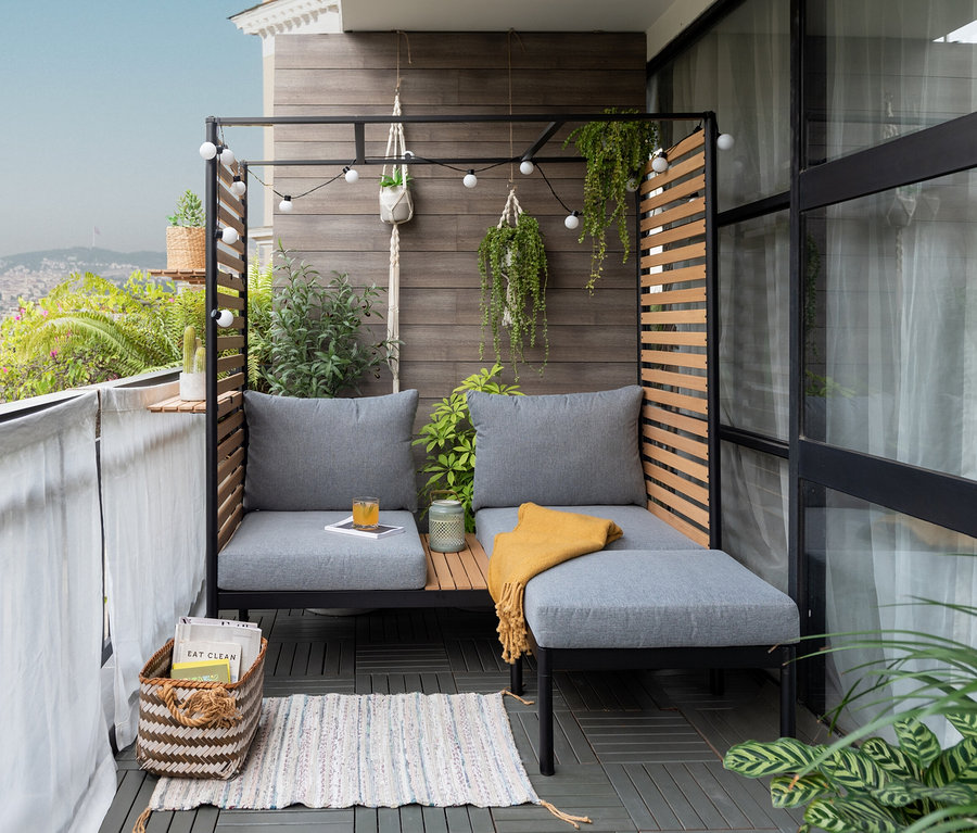 ScanCom Outdoor-Lounge mit Fußhocker, anthrazit, auf einem Balkon.