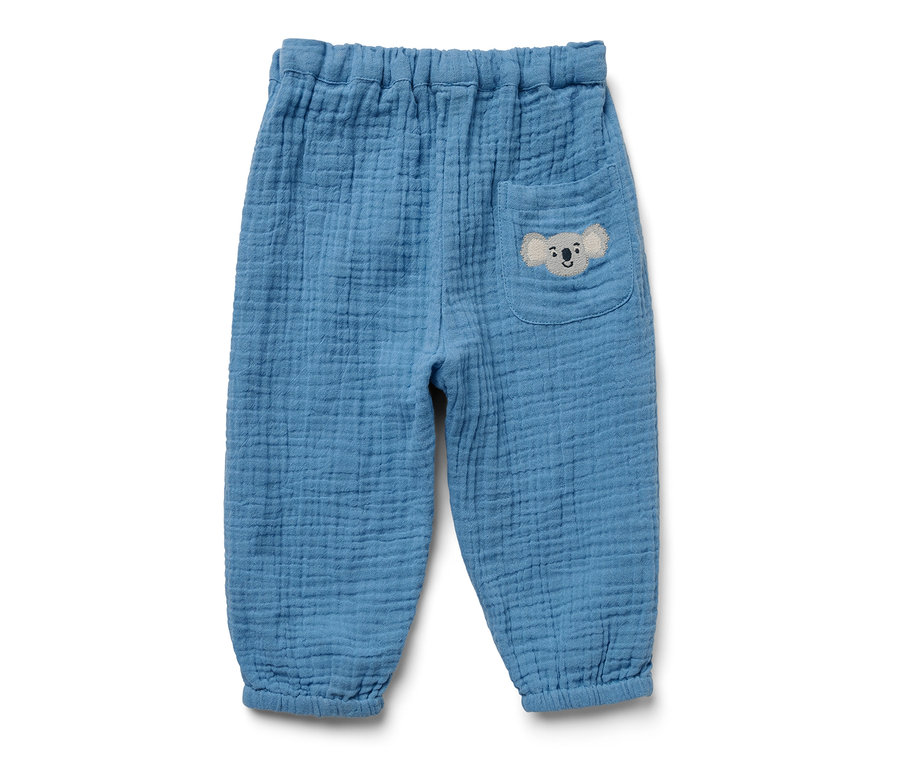 Blaue Baby-Musselin-Schlupfhose mit Koala-Applikation auf der Tasche.