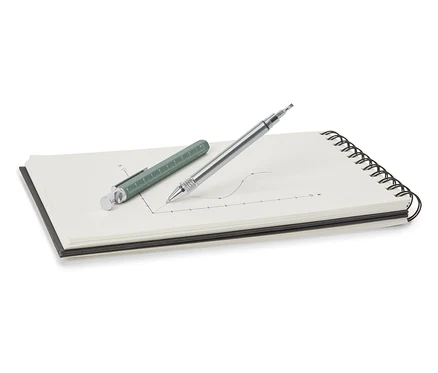 Ein grüner und ein silberner Multifunktionsstift liegen auf einem Notizblock.