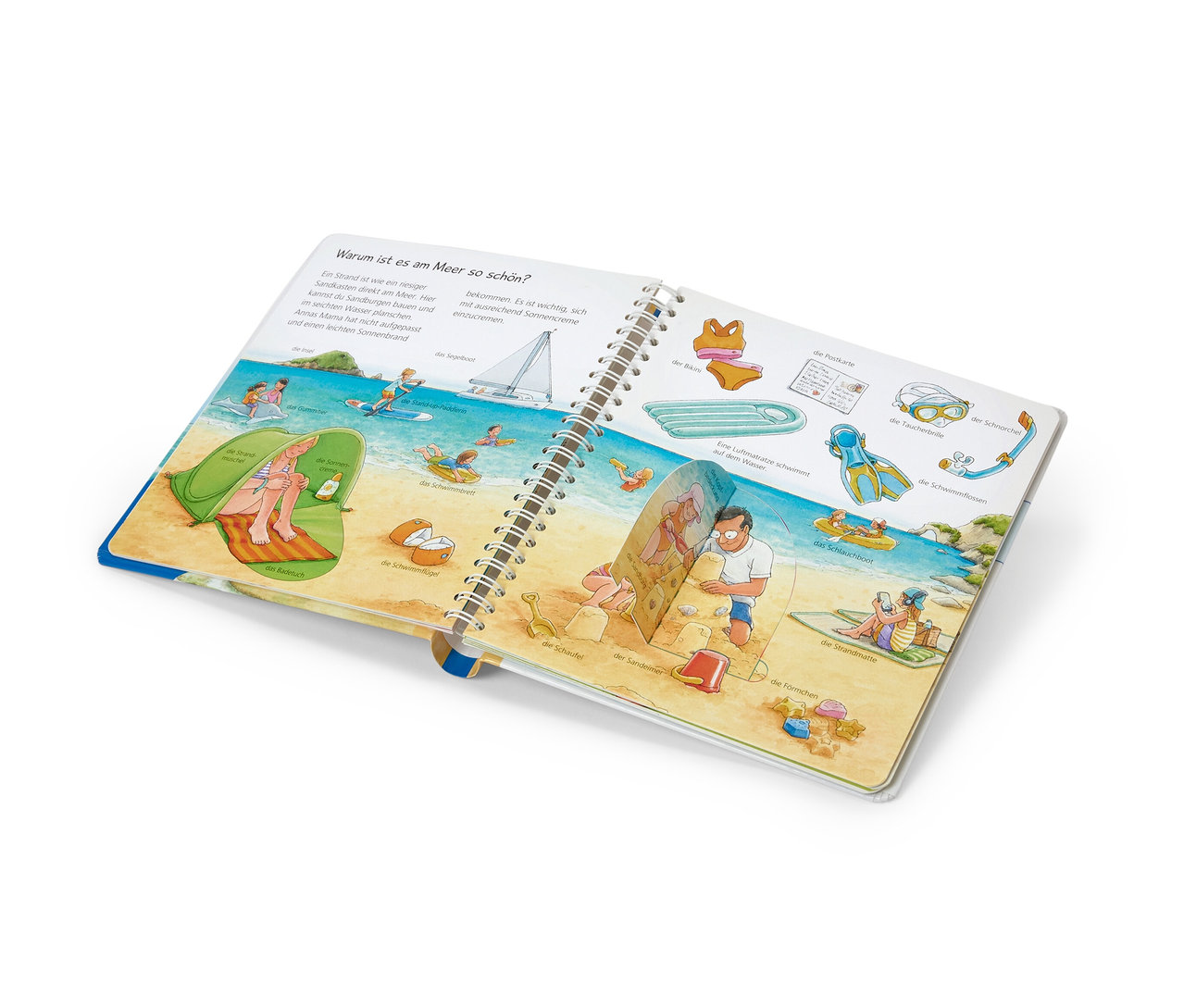 Offenes Buch »Wieso? Weshalb? Warum? junior: Wir fahren in den Urlaub« mit Illustrationen eines Strandes.