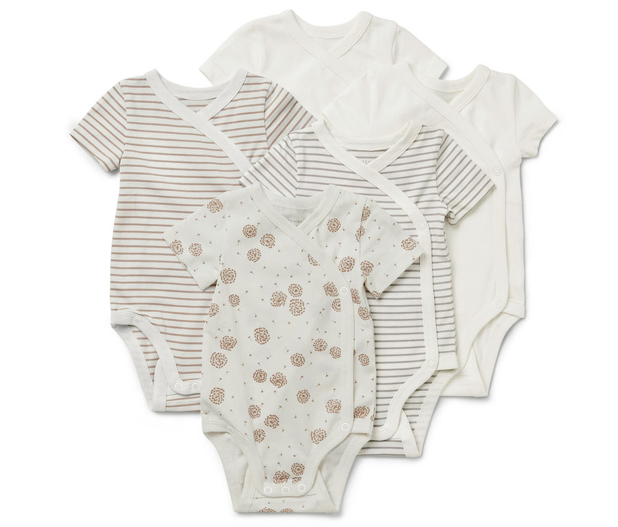 Fünf Baby-Bodys mit Mitwachsfunktion: Einer ist weiß, zwei sind braun- und grau gestreift, einer hat ein braunes Blumenmuster.