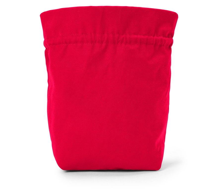 Ein roter Stoffbeutel mit Kordelzug auf weißem Hintergrund.