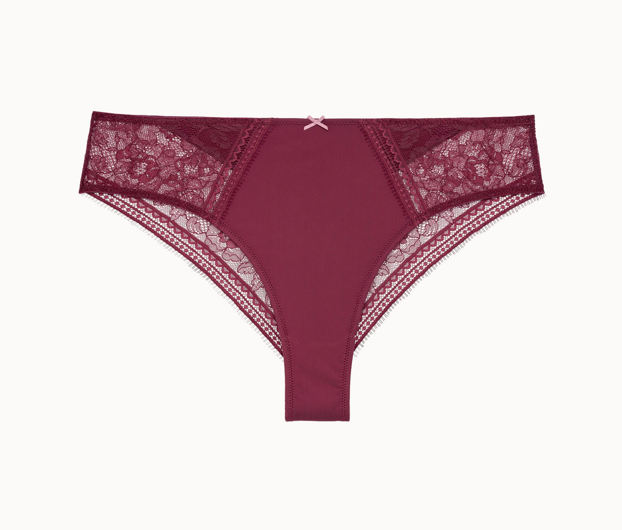 Ein bordeauxroter Slip mit Spitze und einer Schleife in der Mitte.