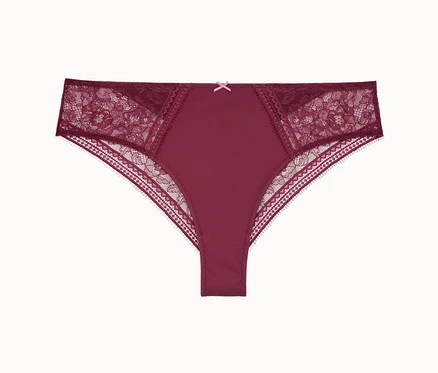 Ein bordeauxroter Slip mit Spitze und einer Schleife in der Mitte.