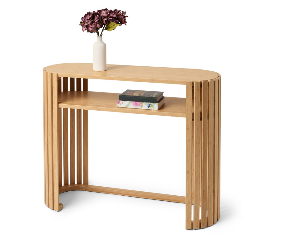 Bambustisch mit Blumen in Vase und Büchern auf dem Regal.