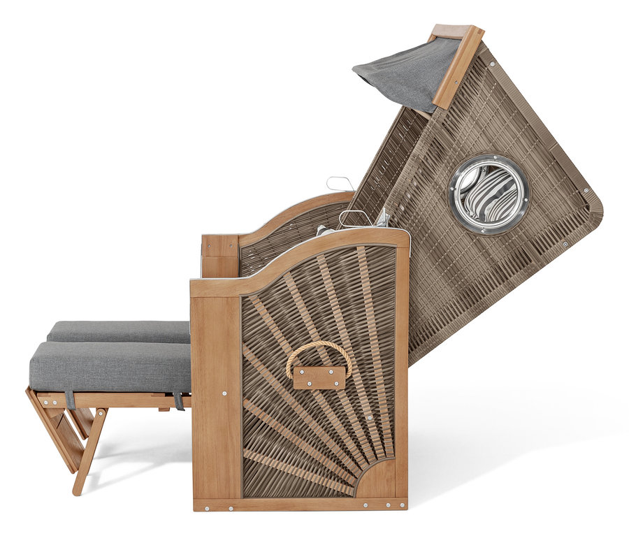 Strandkorb aus Korbgeflecht mit grauen Kissen und Stoffdach.