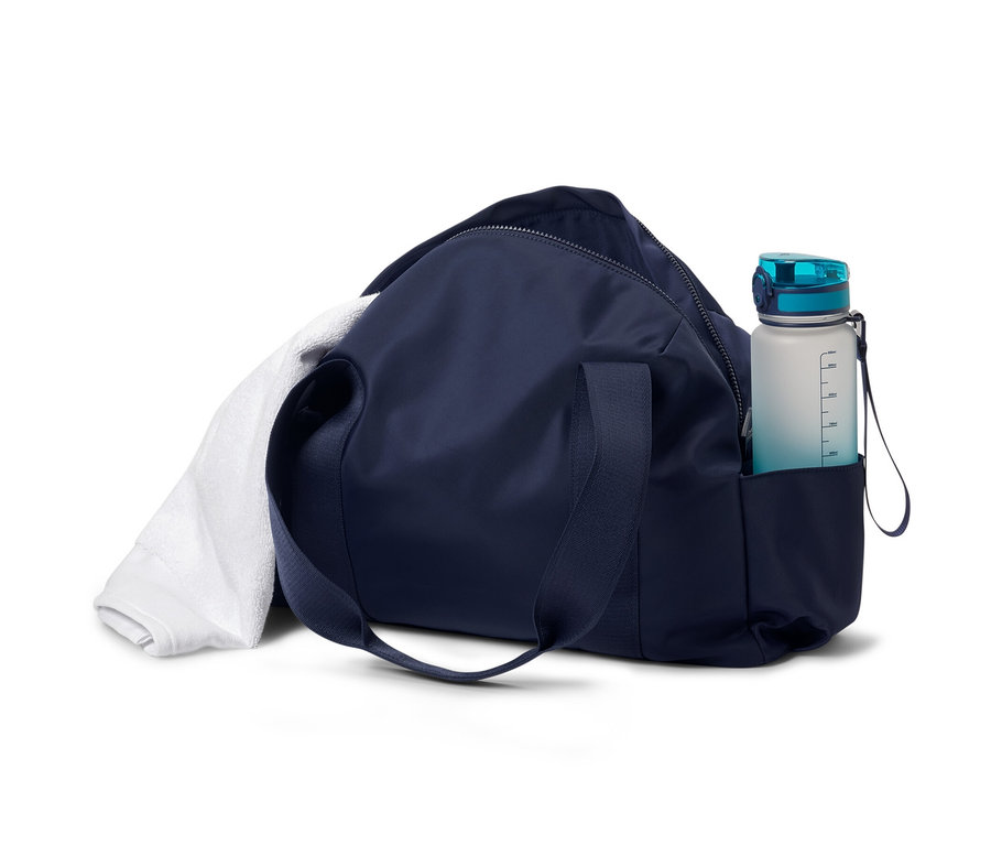 Eine marineblaue Sporttasche mit einem Handtuch und einer Wasserflasche.