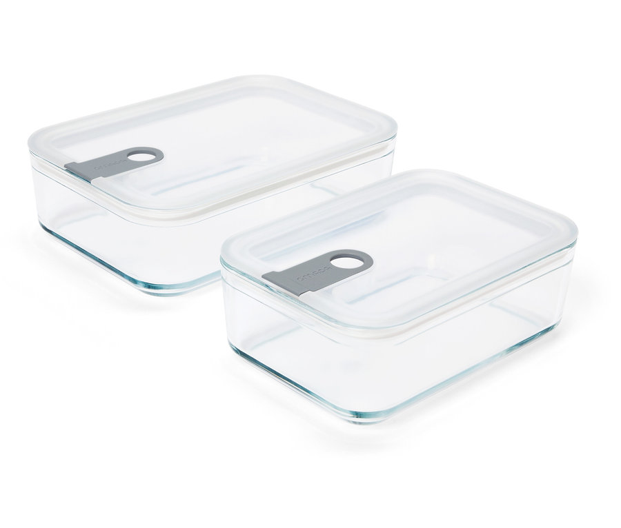 Zwei durchsichtige, rechteckige Glasbehälter mit grauen Deckeln auf weißem Hintergrund.