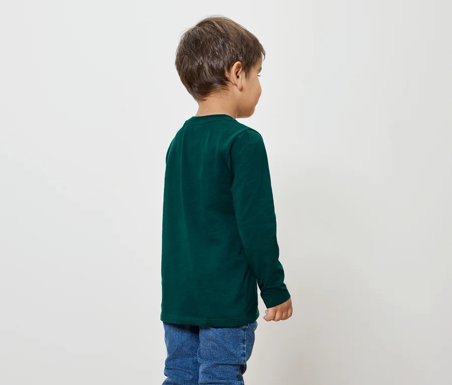 Junge mit dunkelgrünem Langarmshirt und blauen Jeans, von hinten aufgenommen.
