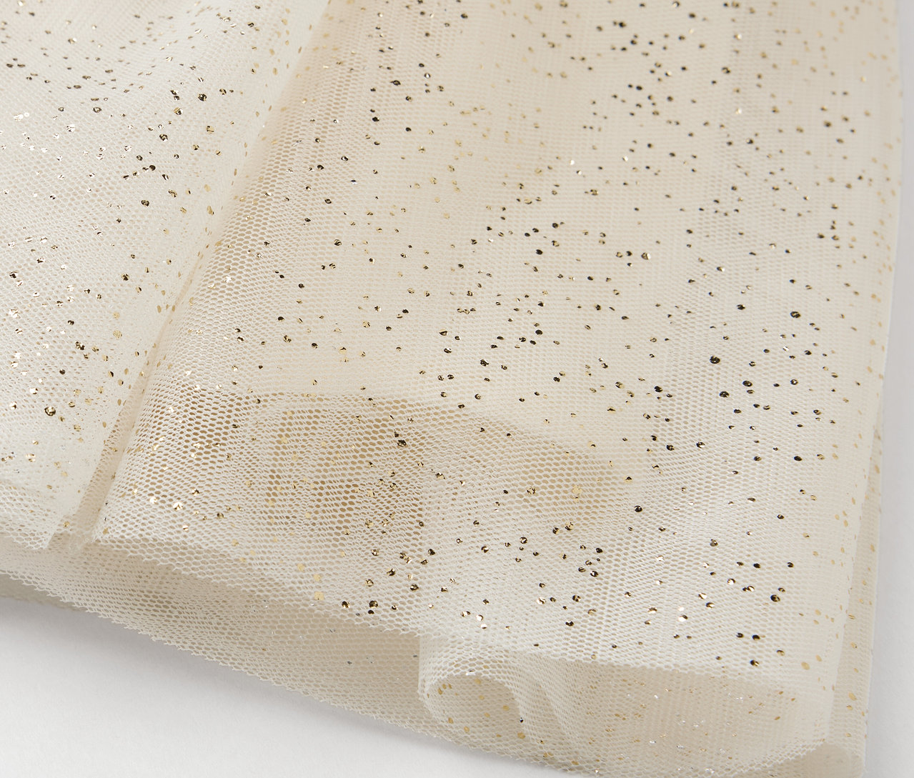 Detailaufnahme einer Lage aus glitzerndem Tüll.