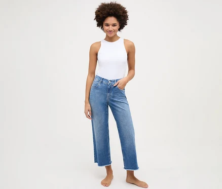 Frau trägt eine Jeans »Linn« Culotte Fransen in Hellblau.