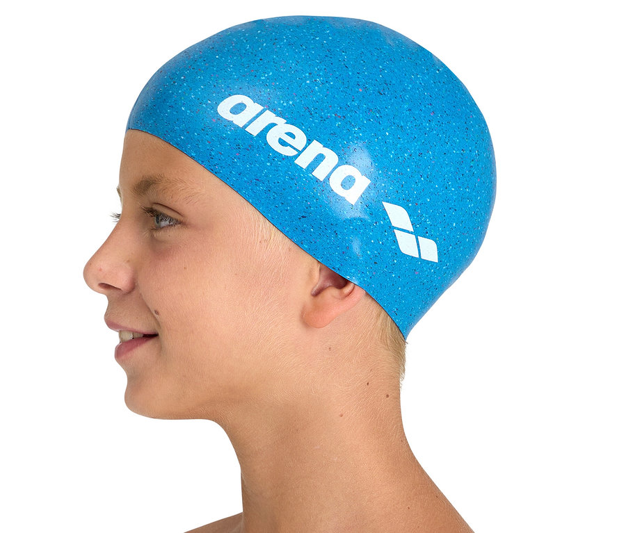 Profil eines Kindes, das eine blaue arena Kinder-Badekappe Junior Silikon trägt.