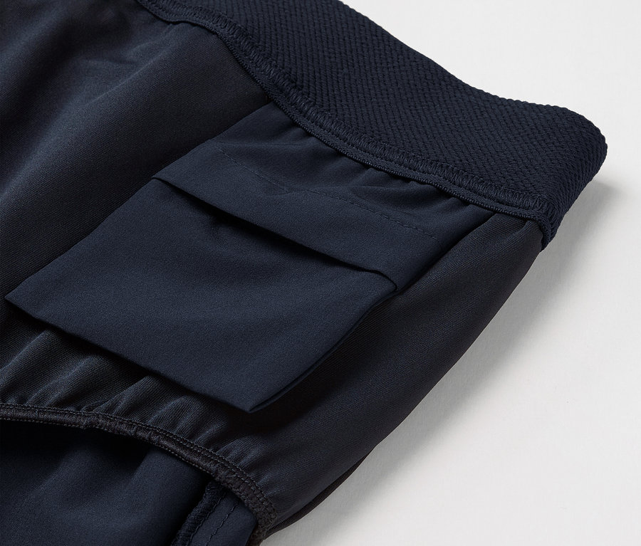 Detailaufnahme von dunkelblauen Shorts mit Tasche.
