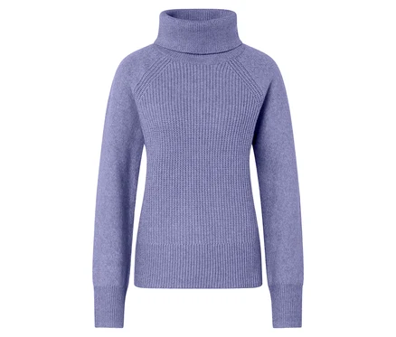 Nahaufnahme eines fliederfarben melierten Rollkragenpullovers.