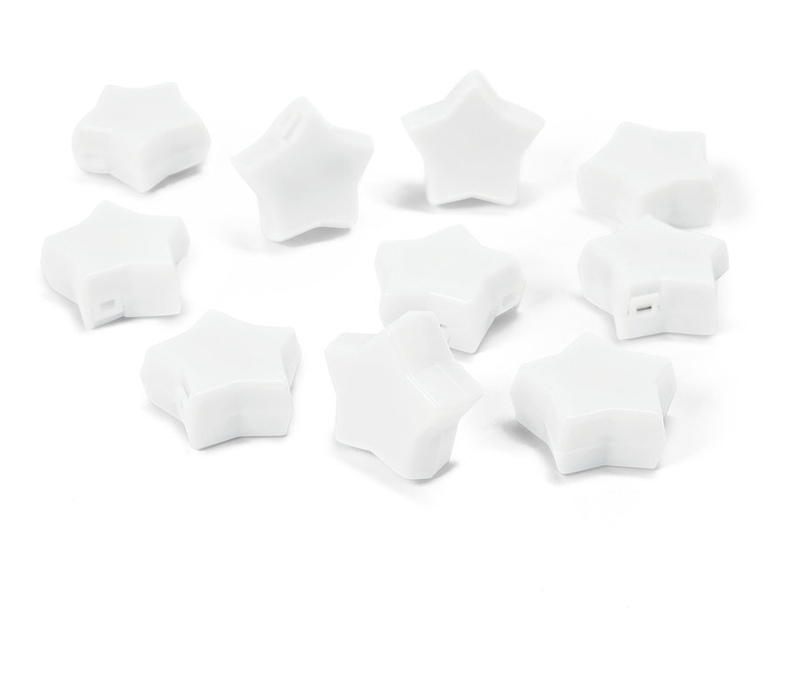 Zehn weiße sternförmige Perlen liegen auf einer weißen Oberfläche.