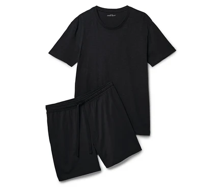 Schwarzes T-Shirt und Shorts liegen auf einem weißen Hintergrund.